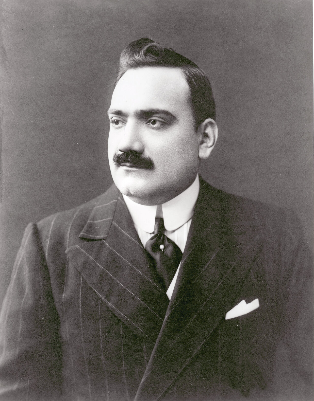 1903: Enrico Caruso